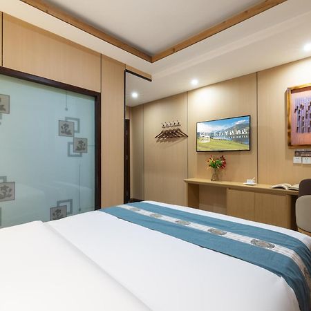 The East Hotel-Very Close To The Drum Tower,The Lama Temple,Houhai Bar Street,And The Forbidden City,There Are Many Old Beijing Traditional Hutongs Around The Hotel ,Experience The Culture Of Old Beijing Hutongs,Near Exit A Of Shichahai On Metro Line Luaran gambar