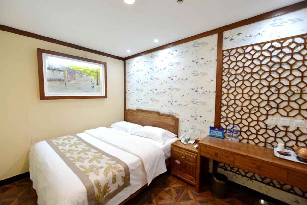 The East Hotel-Very Close To The Drum Tower,The Lama Temple,Houhai Bar Street,And The Forbidden City,There Are Many Old Beijing Traditional Hutongs Around The Hotel ,Experience The Culture Of Old Beijing Hutongs,Near Exit A Of Shichahai On Metro Line Luaran gambar