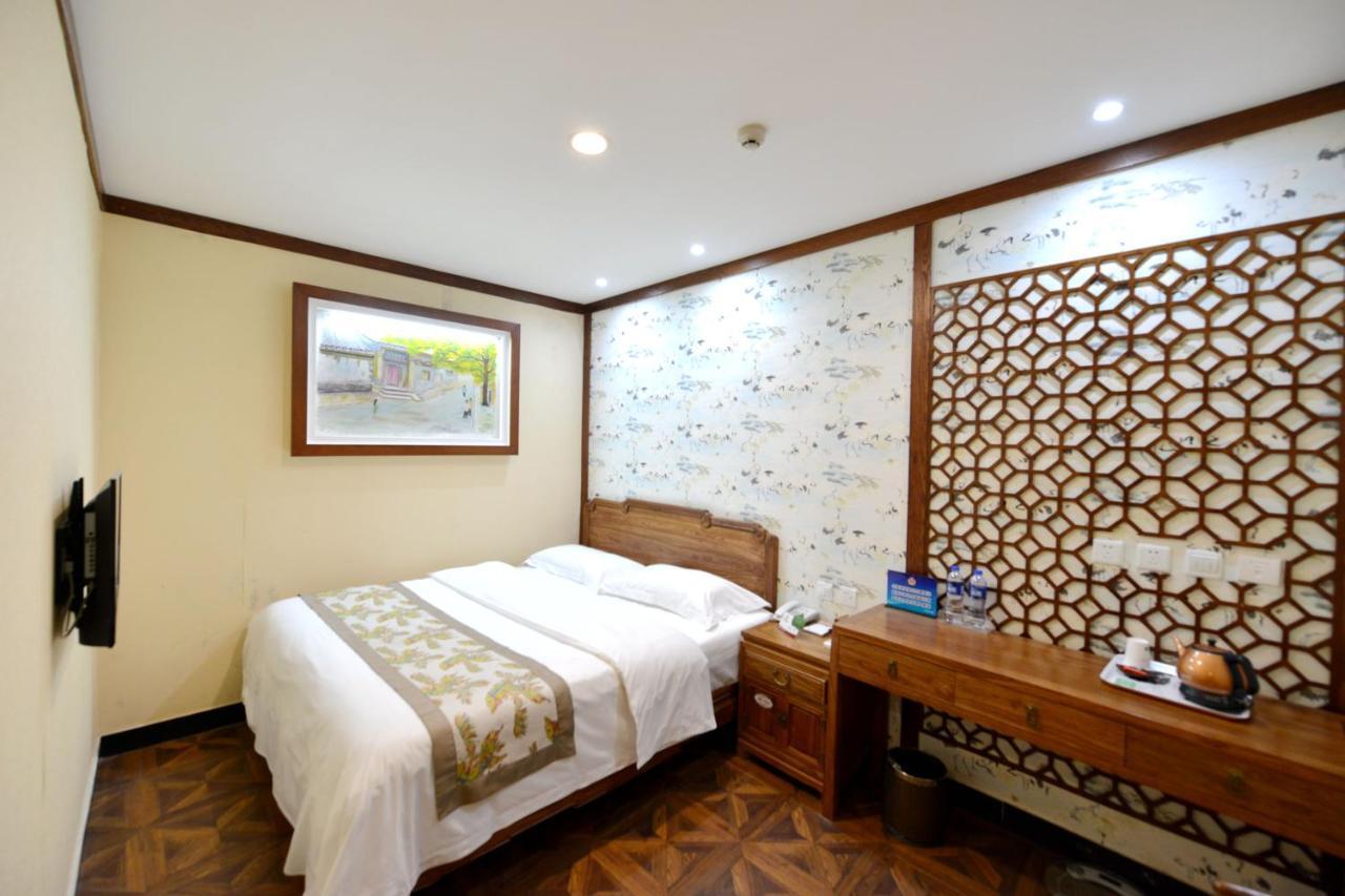The East Hotel-Very Close To The Drum Tower,The Lama Temple,Houhai Bar Street,And The Forbidden City,There Are Many Old Beijing Traditional Hutongs Around The Hotel ,Experience The Culture Of Old Beijing Hutongs,Near Exit A Of Shichahai On Metro Line Luaran gambar