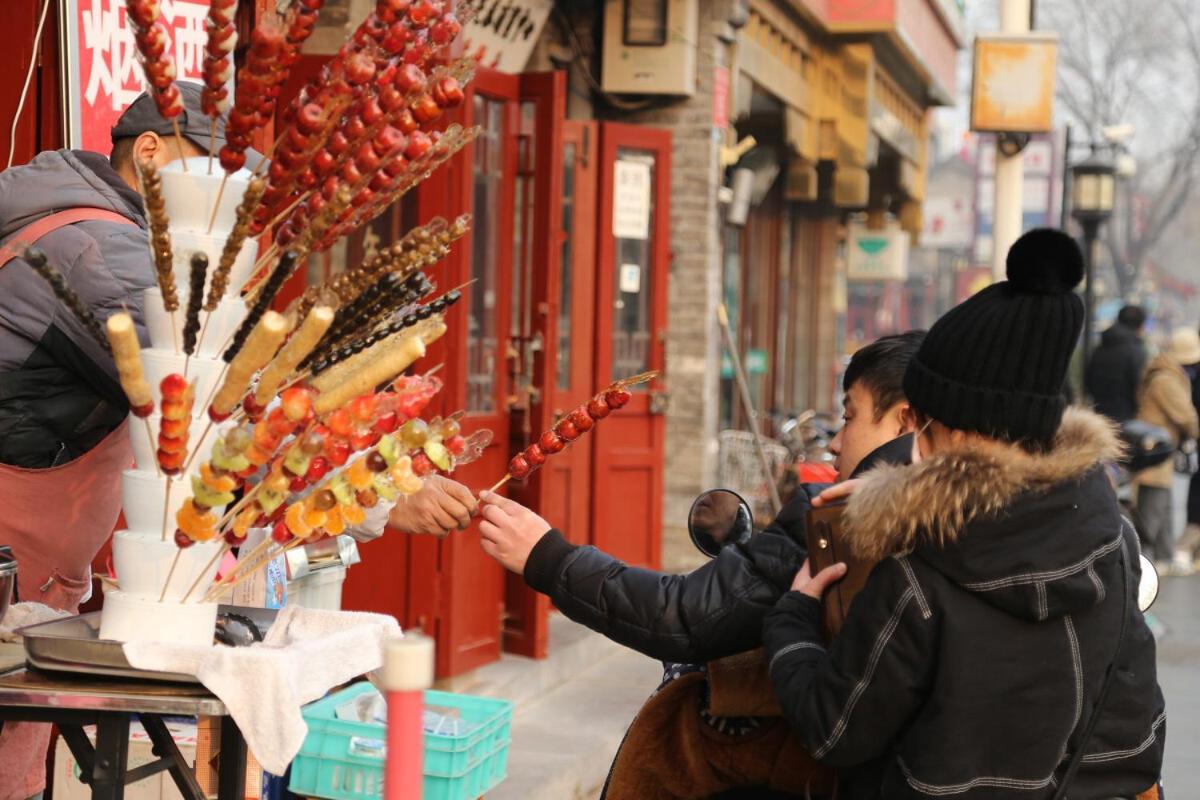 The East Hotel-Very Close To The Drum Tower,The Lama Temple,Houhai Bar Street,And The Forbidden City,There Are Many Old Beijing Traditional Hutongs Around The Hotel ,Experience The Culture Of Old Beijing Hutongs,Near Exit A Of Shichahai On Metro Line Luaran gambar