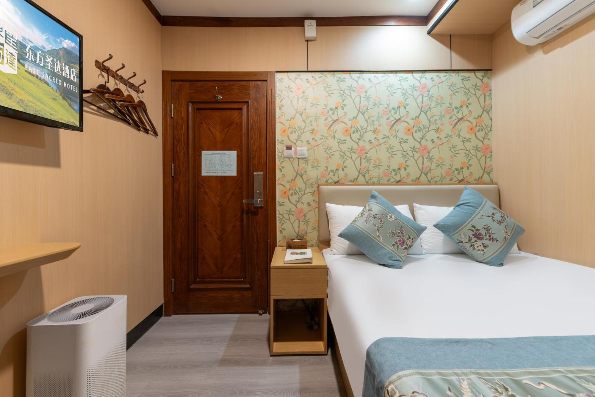 The East Hotel-Very Close To The Drum Tower,The Lama Temple,Houhai Bar Street,And The Forbidden City,There Are Many Old Beijing Traditional Hutongs Around The Hotel ,Experience The Culture Of Old Beijing Hutongs,Near Exit A Of Shichahai On Metro Line Luaran gambar