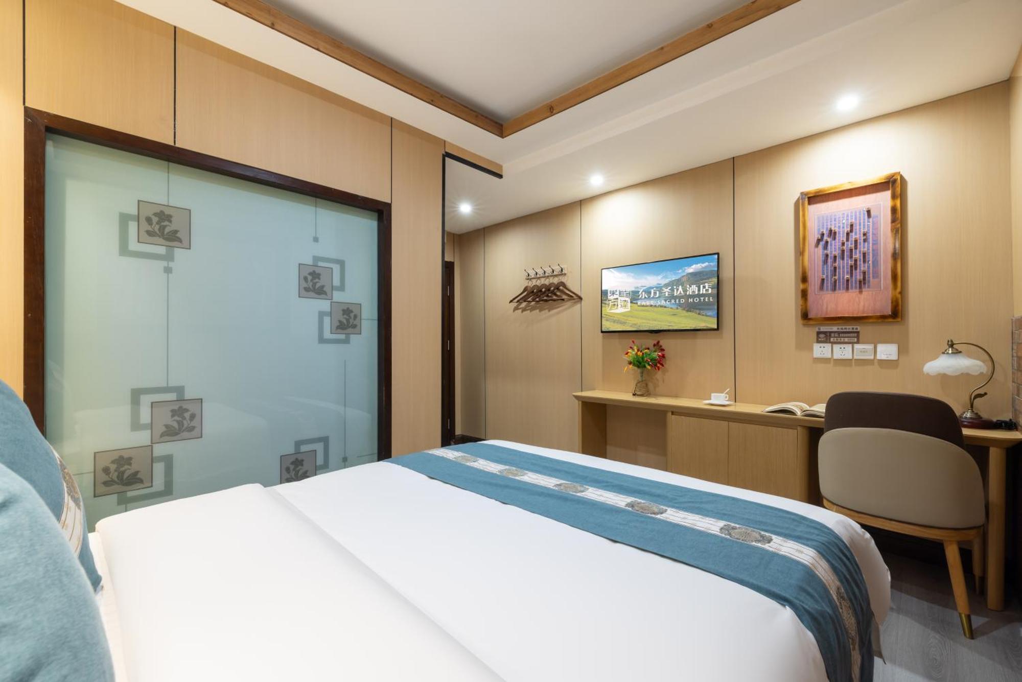 The East Hotel-Very Close To The Drum Tower,The Lama Temple,Houhai Bar Street,And The Forbidden City,There Are Many Old Beijing Traditional Hutongs Around The Hotel ,Experience The Culture Of Old Beijing Hutongs,Near Exit A Of Shichahai On Metro Line Luaran gambar