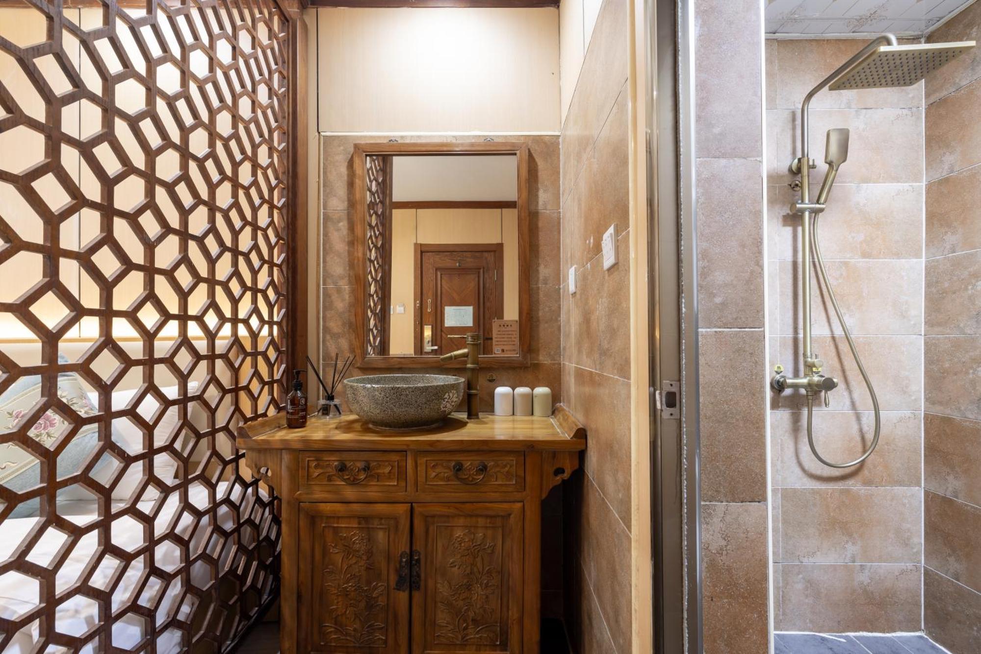 The East Hotel-Very Close To The Drum Tower,The Lama Temple,Houhai Bar Street,And The Forbidden City,There Are Many Old Beijing Traditional Hutongs Around The Hotel ,Experience The Culture Of Old Beijing Hutongs,Near Exit A Of Shichahai On Metro Line Luaran gambar