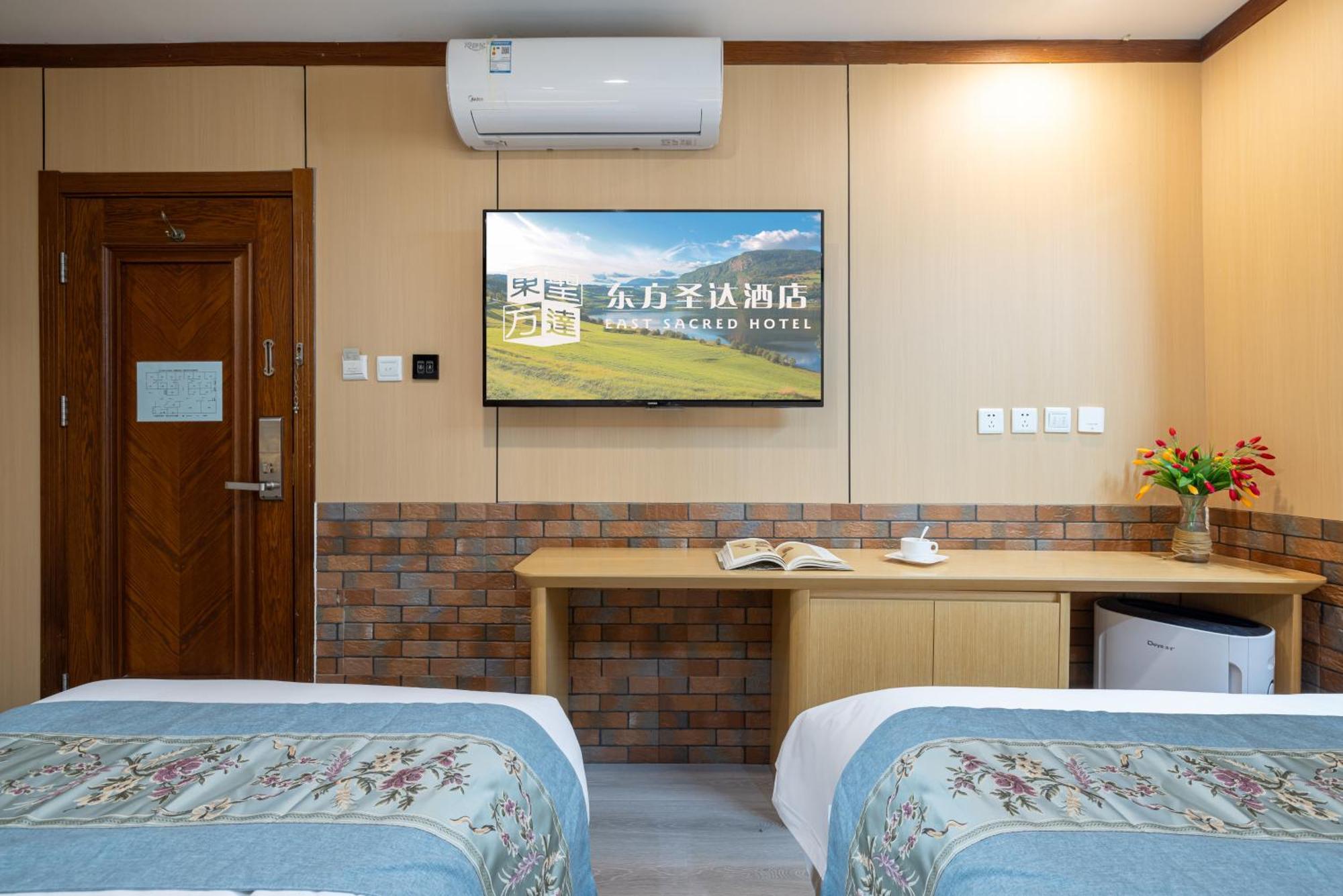 The East Hotel-Very Close To The Drum Tower,The Lama Temple,Houhai Bar Street,And The Forbidden City,There Are Many Old Beijing Traditional Hutongs Around The Hotel ,Experience The Culture Of Old Beijing Hutongs,Near Exit A Of Shichahai On Metro Line Luaran gambar